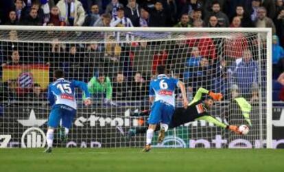 Diego López le detiene el penalti a Messi.