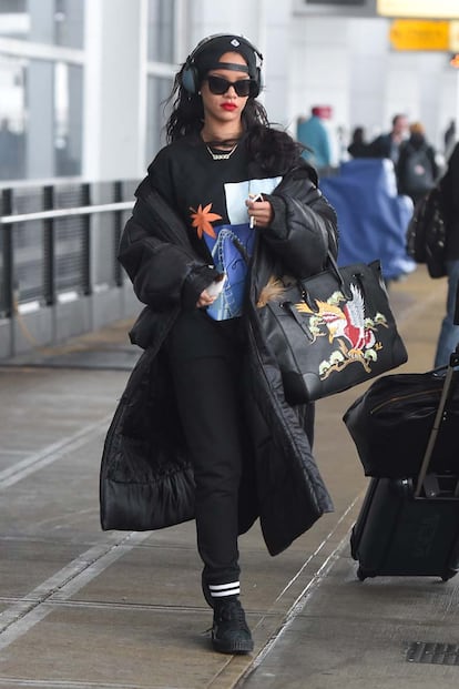 Rihanna vuelve a la carga con sus mezclas imposibles. La pudimos ver en el aeropuerto de Nueva York con este look indescriptible y un bolso con estampado de pájaro que tampoco tiene desperdicio.