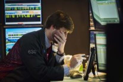 Un operador, en el parqu&eacute; de Wall Street.