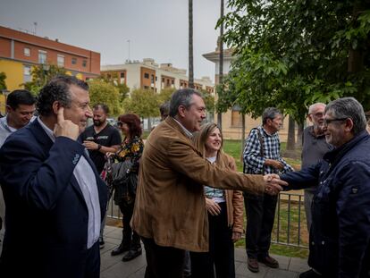 El secretario general del PSOE-A, Juan Espadas, y el presidente de la Diputación de Sevilla, Javier Fernández, antes de entrar al acto de presentación de la Plataforma Andaluza por la mayoría social, este lunes en Sevilla.