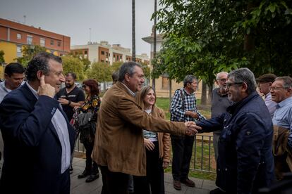 El secretario general del PSOE-A, Juan Espadas, y el presidente de la Diputación de Sevilla, Javier Fernández, antes de entrar al acto de presentación de la Plataforma Andaluza por la mayoría social, este lunes en Sevilla.