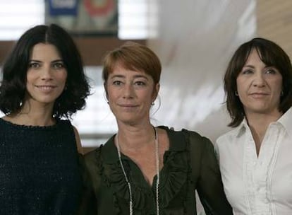De izquierda a derecha, Maribel Verdú, Gracia Querejeta y Blanca Portillo durante la presentación de <i>Siete mesas de billar francés</i>.