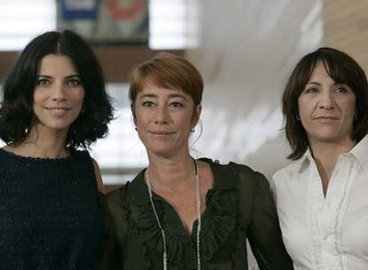 De izquierda a derecha, Maribel Verdú, Gracia Querejeta y Blanca Portillo durante la presentación de <i>Siete mesas de billar francés</i>.