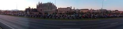 Centenares de motos esperan alrededor de la Catedral de Palma para marchar en comitiva en dirección a Porto Pi para rendir homenaje a Salom.