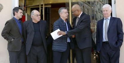 Urkullu saluda al, coordinador de los verificadores, en presencia de otros miembros de la comisión que declararon en la Audiencia.