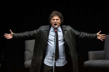 El presidente argentino Javier Milei canta en un evento promocional de su nuevo libro en Buenos Aires, Argentina, el mircoles 22 de mayo de 2024