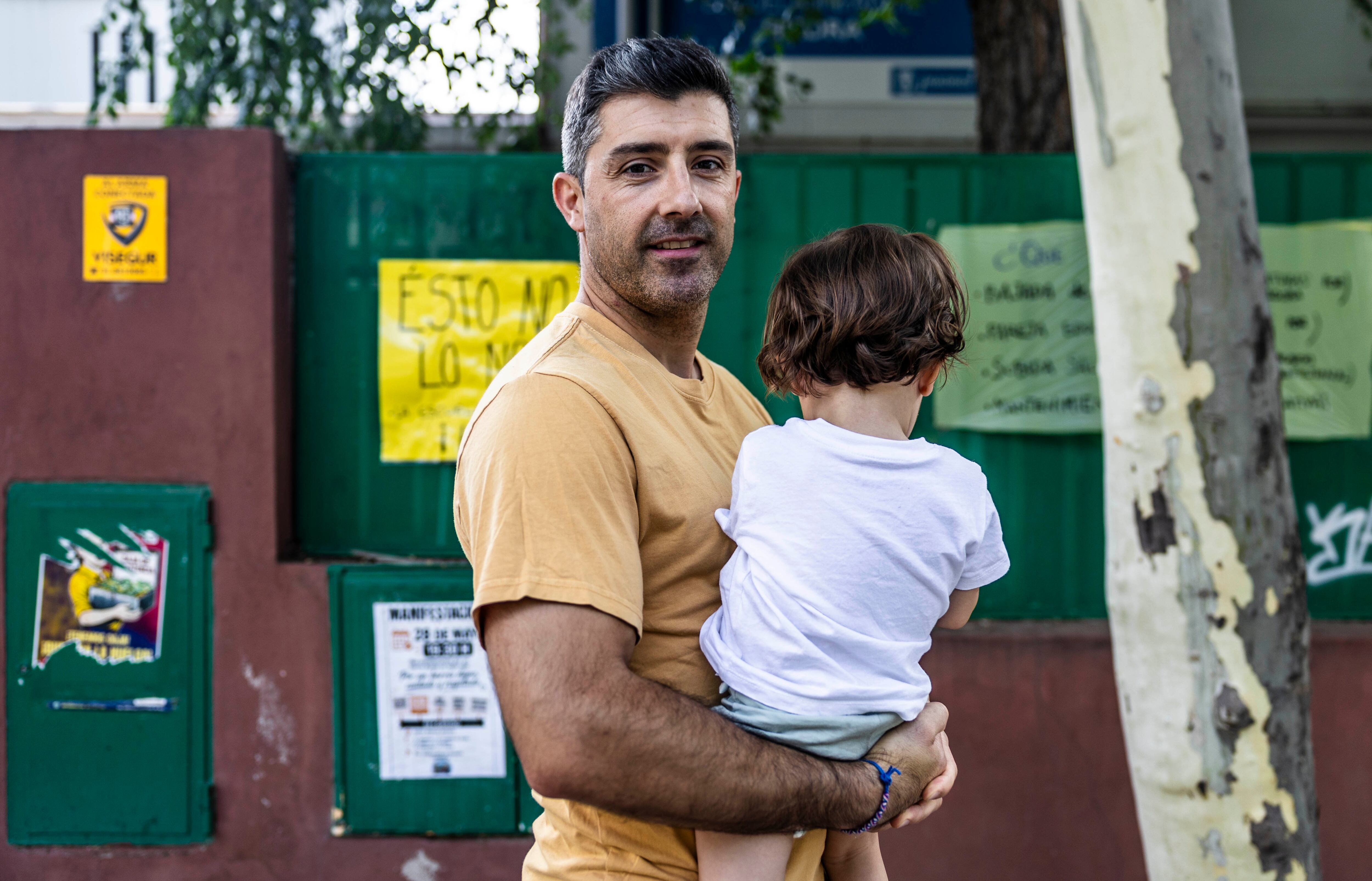 Raúl y su hija, Adriana, a las puertas de la escuela infantil pública en la que tienen plaza.