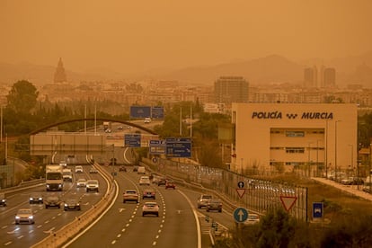 Aspecto que presentaba la ciudad de Murcia este lunes con un alto número de partículas y polvo en suspensión que le da ese color anaranjado al cielo.