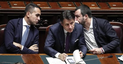 Los dos vicepresidentes del Gobierno de Italia, Luigi Di Maio y Matteo Salvini, dialogan a las espaldas del primer ministro, Giuseppe Conte. 