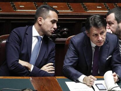 Los dos vicepresidentes del Gobierno de Italia, Luigi Di Maio y Matteo Salvini, dialogan a las espaldas del primer ministro, Giuseppe Conte. 