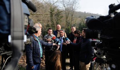 Revilla ha pedido este lunes colaboración ciudadana para detener a los autores. "Los vecinos tienen que ser los principales policías, hay que denunciar a los pirómanos; la solidaridad no es ocultar a quien sabemos que es un pirómano, sino denunciarlo porque cada vez que se quema un hayedo o un robledal es una catástrofe", ha explicado el presidente cántabro. 