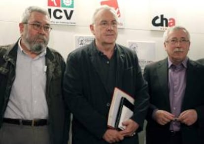 El coordinador federal de IU, Cayo Lara (c), durante la reunión que mantuvo con los líderes sindicales de UGT, Cándido Méndez (i) y CCOO, Ignacio Fernández Toxo, para intercambiarse documentos y propuestas para la creación de empleo y el impulso económico frente a la crisis.