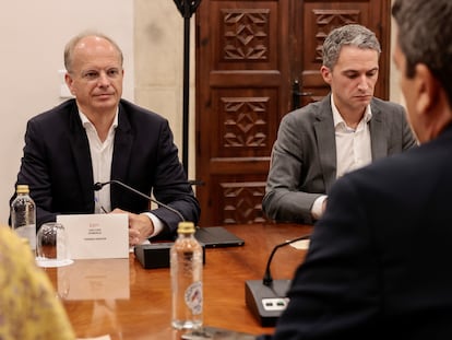 A la izquierda, el hasta ahora primer ejecutivo de PowerCo, junto a Javier Rivera, director financiero de la empresa.