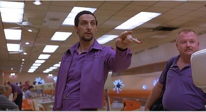 John Turturro. El Gran Lebowski.
Nadie le podrá despojar a John Turturro del título “El hombre más estilizado de la Bolera”. Solo por verle extender los brazos y mover las piernas mientras lanza los bolos buscando la diana perfecta; hay que rendirse ante semejante figurín y ejercicio coreográfico. Se admiten todo tipo de comentarios a propósito de la redecilla de la cabeza.