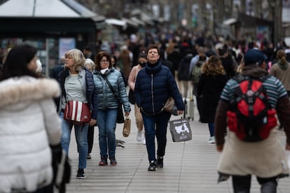 Transeúntes por la Rambla de Barcelona, el pasado viernes.