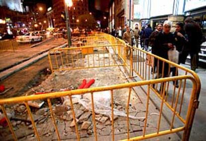 Zanjas en la Gran Vía de Madrid.