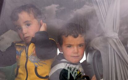 Dos niños sirios llegan al campo de refugiados de Kilis (Turquía).