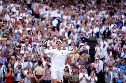 Sinne celebra el triunfo contra Alcaraz en la central del All England Club.