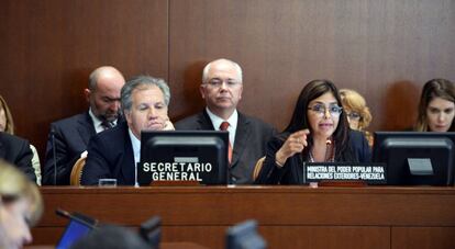 Luis Almagro, secretario general de la OEA, y la canciller venezolana Delcy Rodríguez.