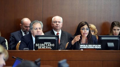 Luis Almagro, secretario general de la OEA, y la canciller venezolana Delcy Rodríguez.