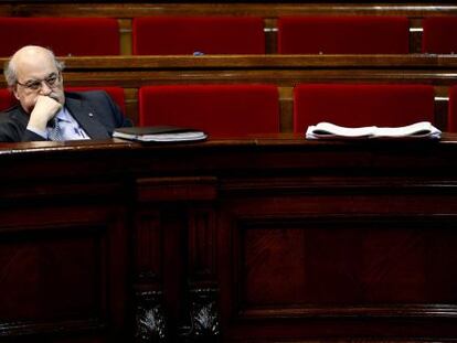 El consejero de Economía , Andreu Mas-Colell, durante el pleno del Parlament.