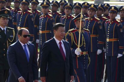 El presidente egipcio, Abdelfatá al Sisi, a la izquierda, y su homólogo chino Xi Jinping, pasan revista a la guardia de honor este jueves en El Cairo.