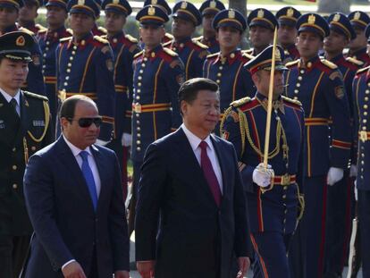 El presidente egipcio, Abdelfatá al Sisi, a la izquierda, y su homólogo chino Xi Jinping, pasan revista a la guardia de honor este jueves en El Cairo.
