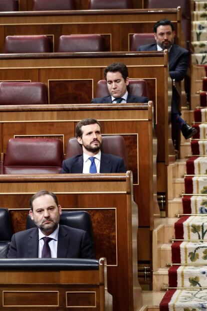 De abajo a arriba, el ministro de Transportes, José Luis Ábalos; el líder del PP, Pablo Casado, y los diputados populares Teodoro García y Guillermo Mariscal, en el Congreso este miércoles.