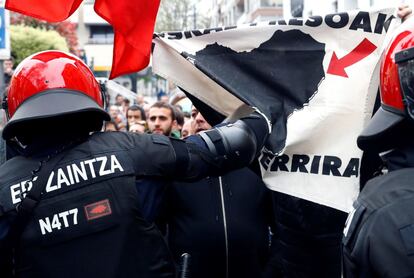 Manifestantes protestan frente al mitin de Albert Rivera en Arrenteria (Gipuzkoa).