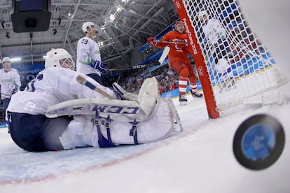 El ruso Ilya Kablukov marca un tanto en la ronda preliminar de hockey sobre hielo, disputada entre los Atletas Olímpicos de Rusia y Eslovenia en el Gangneung Hockey Centre, en Gangneung (Corea del Sur), el 16 de febrero de 2018.