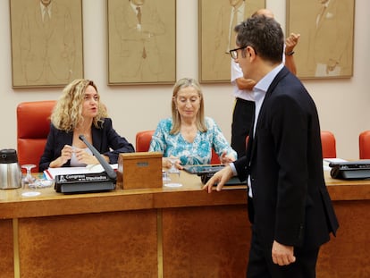 El ministro de la Presidencia, Relaciones con las Cortes y Memoria Democrática, Félix Bolaños, charla con la entonces presidenta del Congreso, Meritxel Batet, y la vicepresidenta, Ana Pastor