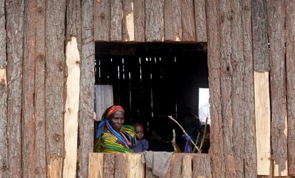 Una madre congoleña mira por la ventana junto a su hijo en el campamento para refugiados de Kyangwali (Uganda), el 19 de marzo de 2018. 