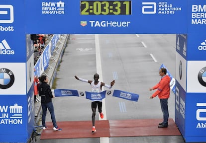 Kipchoge cruza la línea de meta en Berlín.