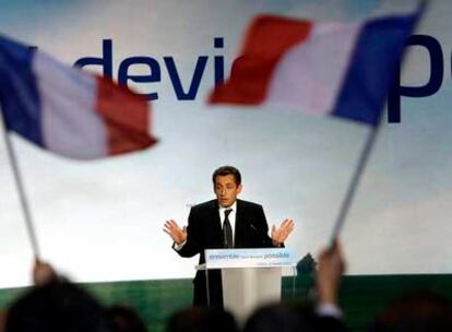 El candidato de la UMP a la presidencia francesa, Nicolas Sarkozy, durante el mitin de ayer en Caen.