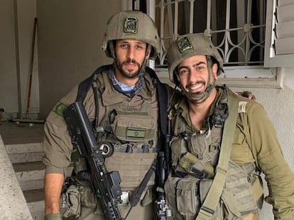 El actor Idan Amedi (izquierda) junto a su compañero Matan Zamir (derecha), en una foto del Instagram de Amedi.