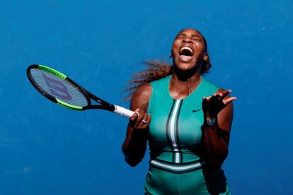 La tenista estadounidense Serena Williams reacciona tras una jugada durante los cuartos de final contra la tenista checa Karolina Pliskovaen, en el Abierto de Australia.