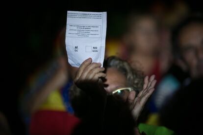 Una mujer con una papeleta en el acto de inicio de campaña por el Si en el referendum del proximo 1 de octubre.