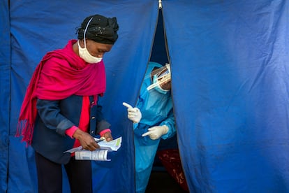 Un hospital de campaña de Johannesburgo que hacía pruebas de covid, VIH y tuberculosis en abril de 2020.