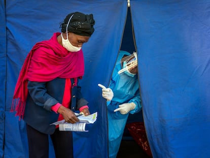 Un hospital de campaña de Johannesburgo que hacía pruebas de covid, VIH y tuberculosis en abril de 2020.