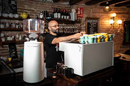 Sebastián San Martín, dueño de la cafetería Mucho cielo y mucho mar. 