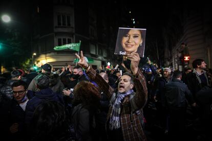 Manifestantes se concentran frente al domicilio de la vicepresidenta argentina, Cristina Fernández de Kirchner.