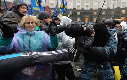 Un manifestante lanza una patada a un policía durante la protesta en Kiev, 25 de novimbre de 2013.