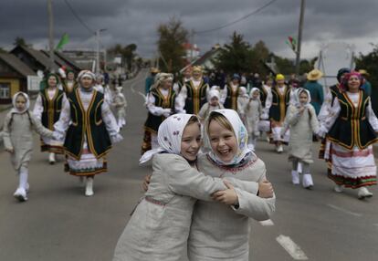 Niñas vestidas con el traje tradicional bielorruso durante el festival que marca el final de la recogida de la cosecha en el pueblo de Smolevichi, el 7 de octubre.
