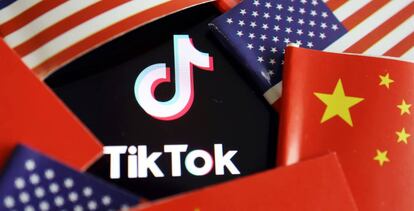 Banderas chinas y estadounidenses rodean un logo de TikTok. 