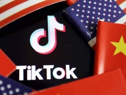 Banderas chinas y estadounidenses rodean un logo de TikTok. 