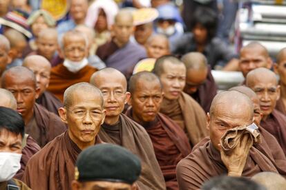 Grupos de monjes budistas tambi&eacute;n se han sumado a la manifestaci&oacute;n antigubernamental. 