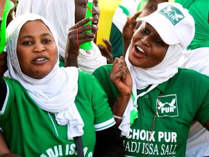 Seguidoras del Partido de la Unidad la Agrupación (PUR) durante una campaña de apoyo al candidato a las presidenciales senegaleses el pasado 3 de febrero en el estadio municipal de Thiaroye, un barrio de Dakar.