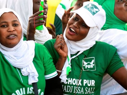 Seguidoras del Partido de la Unidad la Agrupación (PUR) durante una campaña de apoyo al candidato a las presidenciales senegaleses el pasado 3 de febrero en el estadio municipal de Thiaroye, un barrio de Dakar.