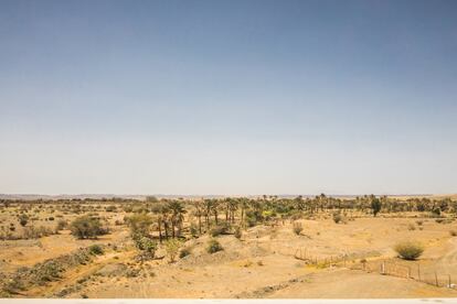 El desierto desde la ventanillla del AVE del Desierto, tras pasar por KAEC, las siglas en inglés de Ciudad Económica Rey Abdalá. El desierto ha sido precisamente uno de los grandes obstáculos que ha tenido que superar el consorcio hispano-saudí que ha construido la infraestructura: las altas temperaturas y la arena, con el movimiento de las dunas, han obligado a retrasos y sobrecostes.