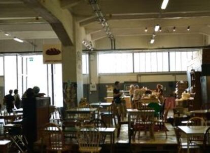 Interior de la Fenix Food Factory, mercado artesanal y espacio gastronómico en un viejo almacén portuario de Róterdam.